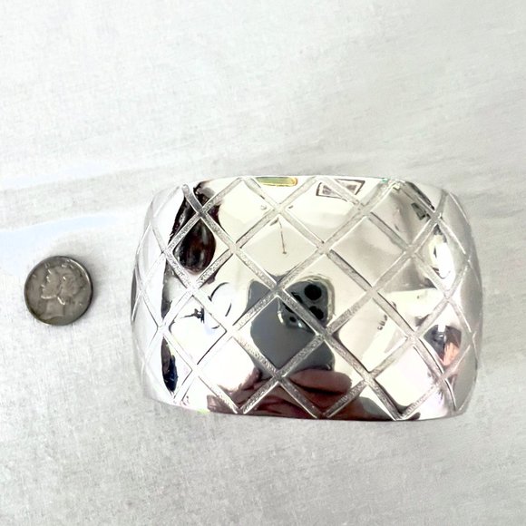 Silver Tone Etched Diamond Pattern Cuff Bracelet Size Medium - Picture 5 of 5